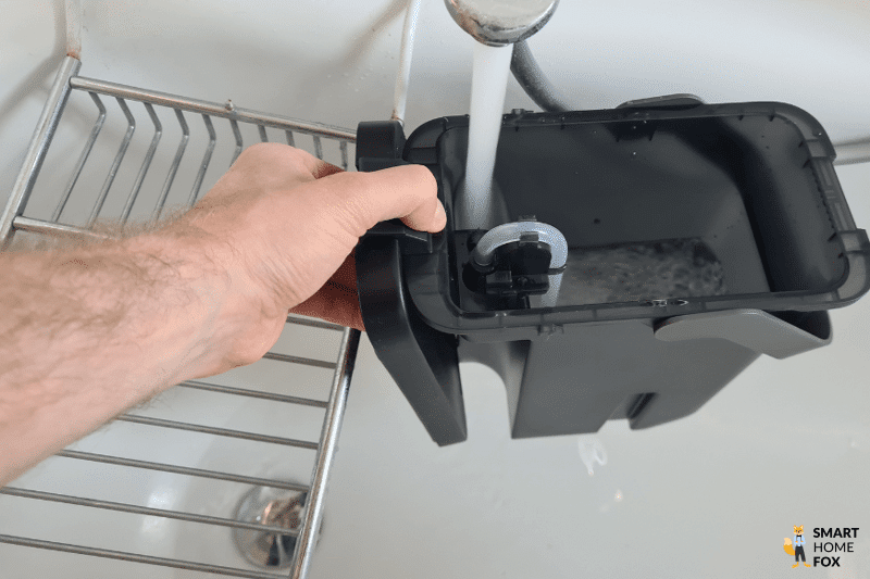 Вода поступает в резервуар для чистой воды Roborock S7 Pro Ultra